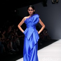 Koleksi desainer asal korea selatan Lie Sang Bong mengusung tema Fashion Futures Jakarta Fashion Week 2017. di Senayan City. Jakarta. [Foto: Mohammad Abduh/Wolipop]