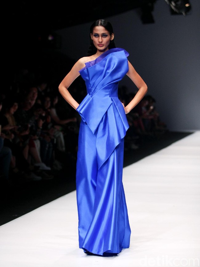 Koleksi desainer asal korea selatan Lie Sang Bong mengusung tema Fashion Futures Jakarta Fashion Week 2017. di Senayan City. Jakarta. [Foto: Mohammad Abduh/Wolipop]