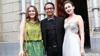 Tawa bahagia dari para sahabat Sandra Dewi itu saat berpose di depan kamera. Pool/Palevi S/detikFoto.