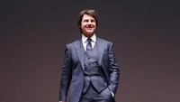 Tom terlihat lebih muda dengan setelan jas biru. Chung Sung-Jun/Getty Images for Paramount Pictures/detikFoto.