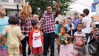 Calon Wakil Gubernur DKI Jakarta Djarot Saiful Hidayat berdialog dengan warga saat melakukan blusukan di kawasan Kramat Pulo, Jakarta Pusat, Selasa (8/11/2016).