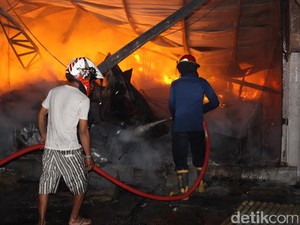 2 Unit Water Canon Polri Bantu Pemadaman Pasar Baru Porong yang Terbakar