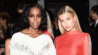 Kelly Rowlan dan Hailey Baldwin juga tampil memesona dengan busana putih dan merah. Nicholas Hunt/Getty Images/detikFoto.