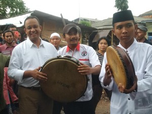 Ibu-ibu Kasidah Nyanyi Lagu Coblos Nomor 3, Anies Main Rebana