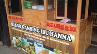Bakso Kambing Ibu Hanna terletak di Mampang Prapatan, bersebelahan dengan Pondok Nasi Kebuli Ibu Hanna. Di bagian depan rumah makan sederhana ini terdapat gerobak kayu modern untuk tempat meracik bakso.