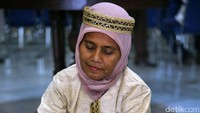 Farida mendemontrasikan cara membuat kain dari serat kayu di Jakarta. Perempuan asal Pandere, Palu, Sulteng itu memukul dengan lembut sesuai serat kayu dengan 5 batu eki.