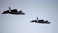 Jet tempur siluman J-20 unjuk kemampuan di Zhuhai Air Show. Jet tempur yang dibuat oleh Chengdu Aircraft Industries Group itu akan menjadi saingan dari F-22 buatan Lockheed Martin di AS. China Daily/Reuters/detikFoto.