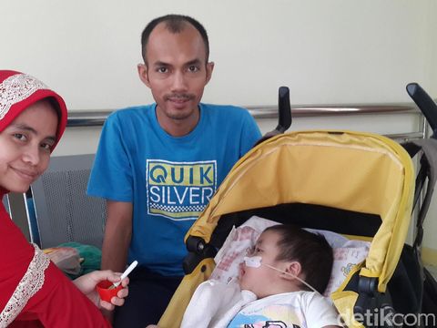 Raffi dan kedua orangtuanya, Hassan dan Gina (Foto: Firdaus Anwar/detikHealth)