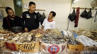 Agus menemui pedagang ikan asin.