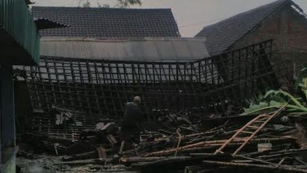 Di Lamongan, 10 Rumah Roboh dan Puluhan Lainnya Rusak Disapu Puting Beliung
