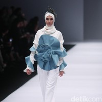 Koleksi busana Hijab Etu by Restu Anggraini mengusung tema Terrestrial Jakarta Fashion Week 2017 di Senayan City. Jakarta. [Foto: Mohammad Abduh/Wolipop]