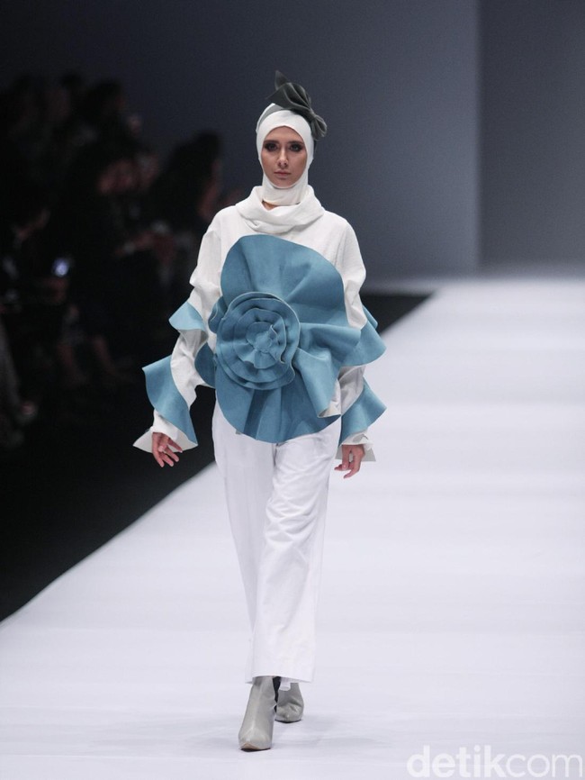 Koleksi busana Hijab Etu by Restu Anggraini mengusung tema Terrestrial Jakarta Fashion Week 2017 di Senayan City. Jakarta. [Foto: Mohammad Abduh/Wolipop]