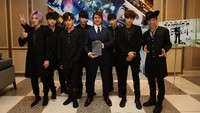 Ia juga sempat berpose bersama Infinite. Chung Sung-Jun/Getty Images for Paramount Pictures/detikFoto.