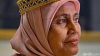 Farida (58), perajin kain dari serat kayu asal Pandere, Palu, Sulteng.