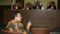 Apa yang dilakukan Irman dianggap bertentangan dengan kewajiban terdakwa sebagai penyelenggara negara. Uang Rp 100 juta diserahkan pasangan suami istri tersebut pada 16 September 2016 di rumah Irman.