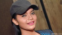Ia akan membawakan lagu Simfoni Yang Indah, karena lagu tersebut pernah dibawakannya bersama Mike Mohede. Pool/Gus Mun/detikFoto.
