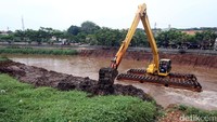 Kali Pesanggrahan dikeruk, Selasa (8/11/2016).