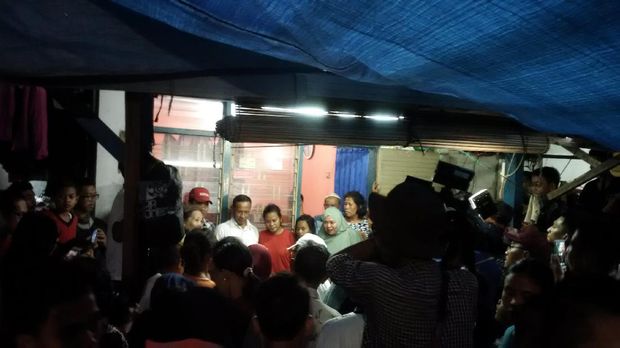 Hujan Deras, Anies Kampanye Sambil Berteduh di Teras Warga Koja