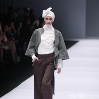 Koleksi busana Hijab Etu by Restu Anggraini mengusung tema Terrestrial Jakarta Fashion Week 2017 di Senayan City. Jakarta. [Foto: Mohammad Abduh/Wolipop]