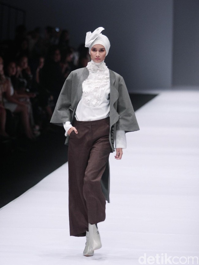 Koleksi busana Hijab Etu by Restu Anggraini mengusung tema Terrestrial Jakarta Fashion Week 2017 di Senayan City. Jakarta. [Foto: Mohammad Abduh/Wolipop]