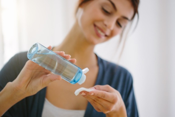 Pakai toner Young woman doing her beauty routine