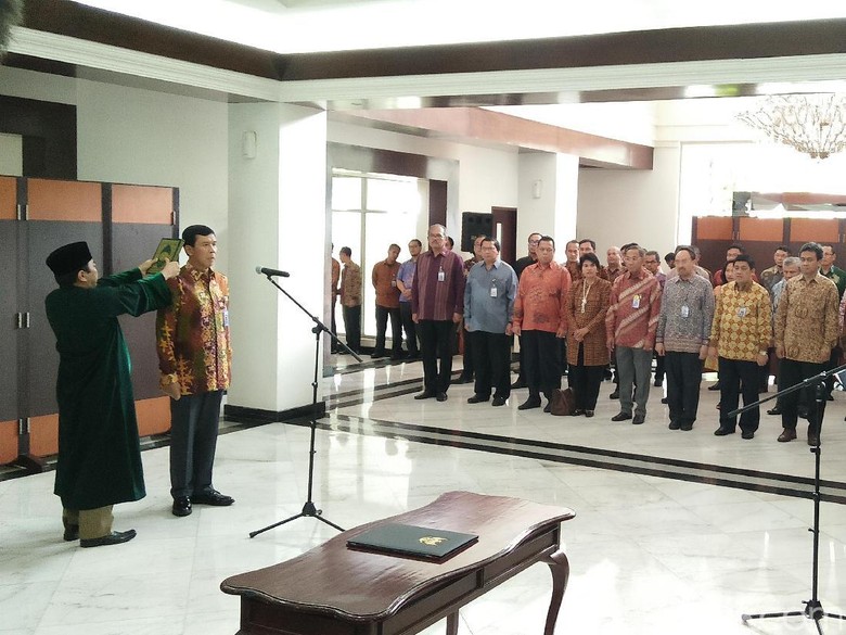 Marsma Trisno Hendradi Dilantik Jadi Sesmilpres Gantikan Marsda Hadi Tjahjanto Marsma Trisno Hendradi Dilantik Jadi Sesmilpres Gantikan Marsda Hadi Tjahjanto