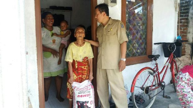 Mbah Temuati mendapat bantuan beras