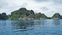 Di sepanjang jalan detikTravel melalui pulau-pulau dan karang di Raja Ampat yang menampakkan kecantikannya dengan cahaya yang sempurna (Sukma/detikTravel)