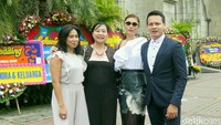 Feni bersama Ben Joshua dan rekannya saat menghadiri pernikahan Sandra Dewi di Katedral, Jakarta Pusat pada  Selasa (8/11/2016). Pool/Ismail/detikFoto.