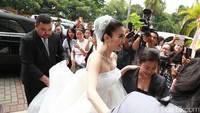 Raut bahagia terpancar dari wajah Sandra Dewi saat tiba di Katedral, Jakarta Pusat. Pool/Palevi S/detikFoto.