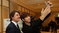 Bahkan L, salah satu member Infinite juga selfie bersama aktor berusia 54 tahun itu. Chung Sung-Jun/Getty Images for Paramount Pictures/detikFoto.
