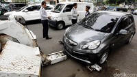Mobil yang parkir sembarangan diderek dengan mobil Dishub.