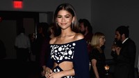 Panyanyi cantik, Zendaya terlihat memilih tampil dengan dress floral hitam putih yang mengekspos bahu dan perutnya tersebut. Nicholas Hunt/Getty Images/detikFoto.