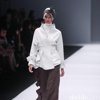 Koleksi busana Hijab Etu by Restu Anggraini mengusung tema Terrestrial Jakarta Fashion Week 2017 di Senayan City. Jakarta. [Foto: Mohammad Abduh/Wolipop]