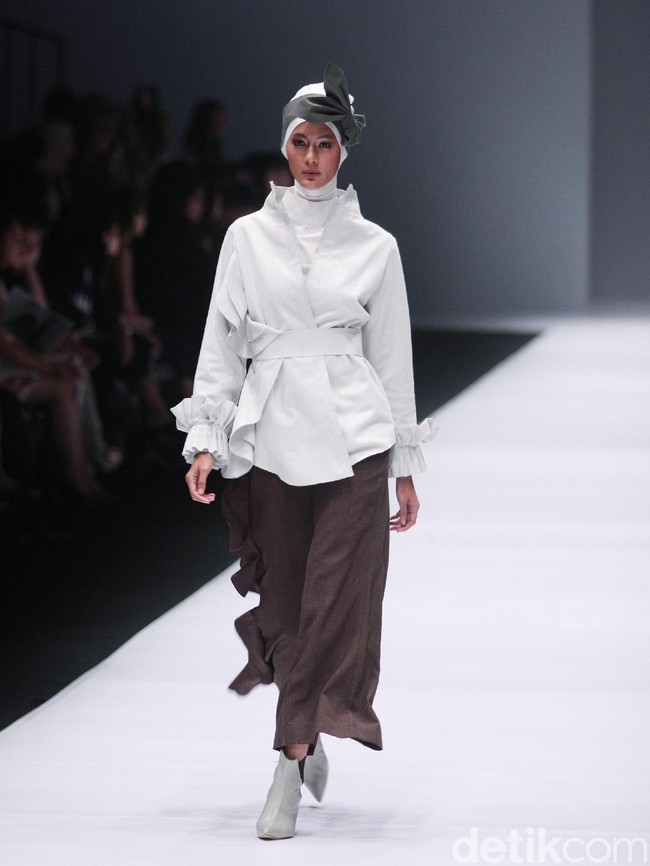 Koleksi busana Hijab Etu by Restu Anggraini mengusung tema Terrestrial Jakarta Fashion Week 2017 di Senayan City. Jakarta. [Foto: Mohammad Abduh/Wolipop]