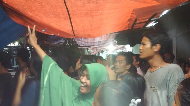 Hujan Deras, Anies Kampanye Sambil Berteduh di Teras Warga Koja