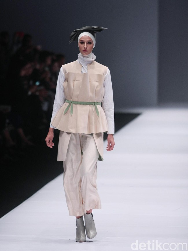 Koleksi busana Hijab Etu by Restu Anggraini mengusung tema Terrestrial Jakarta Fashion Week 2017 di Senayan City. Jakarta. [Foto: Mohammad Abduh/Wolipop]