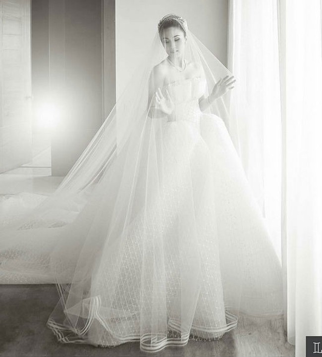 Sandra Dewi merupakan artis cantik yang kisah hidupnya memang seperti Cinderella. Sandra dinikahi oleh Harvey Moeis, seorang pengusaha muda dan kaya yang telah mewujudkan impian bintang film itu untuk menikah di Disneyland, Jepang. Foto: Dok. Instagram TheLeonardi