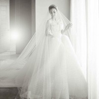 Sandra Dewi merupakan artis cantik yang kisah hidupnya memang seperti Cinderella. Sandra dinikahi oleh Harvey Moeis, seorang pengusaha muda dan kaya yang telah mewujudkan impian bintang film itu untuk menikah di Disneyland, Jepang. Foto: Dok. Instagram TheLeonardi