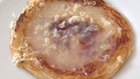 Roti Maryam Susu Keju juga bisa dicoba di sini. Tekstur permukaannya renyah dengan bagian tengah lembut. Disajikan dengan guyuran susu kental manis dan parutan keju.