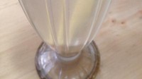Minuman favoritnya Jeruk Nipis+Madu. Jeruk nipis dicampur dengan madu dan geprekan batang serai. Rasanya asam segar beraroma wangi madu dan serai. Menyegarkan! 