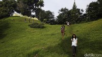 Tanakita ini berada di ketinggian 1.000 mdpl dengan suhu udara malam di kawasan bukitnya bisa di kisaran 16-19 derajat Celcius. Udara di sana sejuk dan panoramanya hijau, bikin betah! (Rachman/detikTravel)