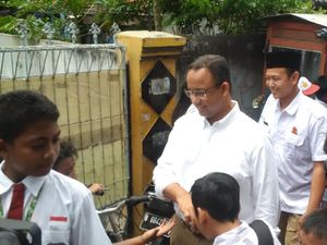 Cerianya Anak SD Berebut Sambut Anies Baswedan di Rawa Badak
