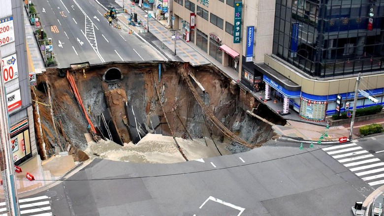 Jepang Cuma Butuh 2 Hari Perbaiki Jalan Ambles di Fukuoka Jepang Cuma Butuh 2 Hari Perbaiki Jalan Ambles di Fukuoka