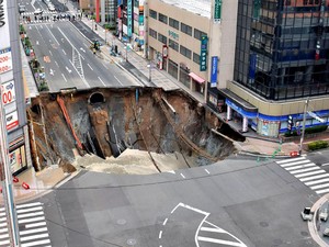 Jepang Cuma Butuh 2 Hari Perbaiki Jalan Ambles di Fukuoka