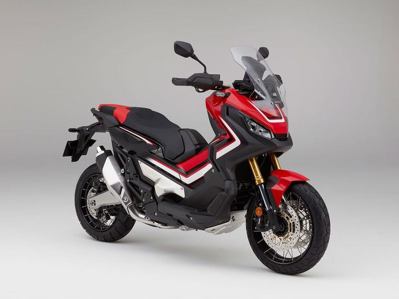Honda resmi memperkenalkan skuter penjelajah terbaru di ajang EICMA 2016 yakni X-ADV.