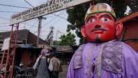 Ondel-ondel menghias jalan masuk ke Kramat Pulo.