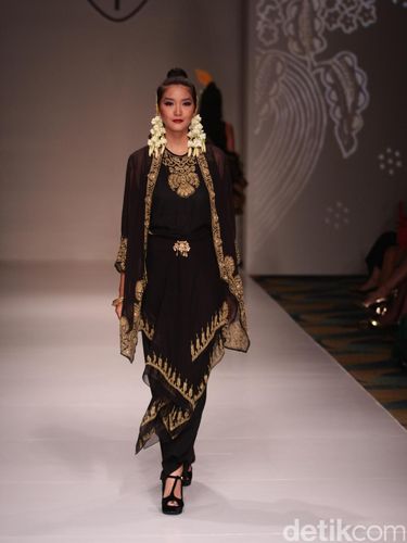 Pesona Keraton Jawa dalam Koleksi Busana Era Soekamto dan Ghea Panggabean