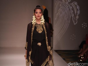 Pesona Keraton Jawa dalam Koleksi Busana Era Soekamto dan Ghea Panggabean