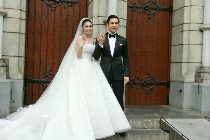 Momen Sandra Dewi dan Harvey Moeis usai menikah